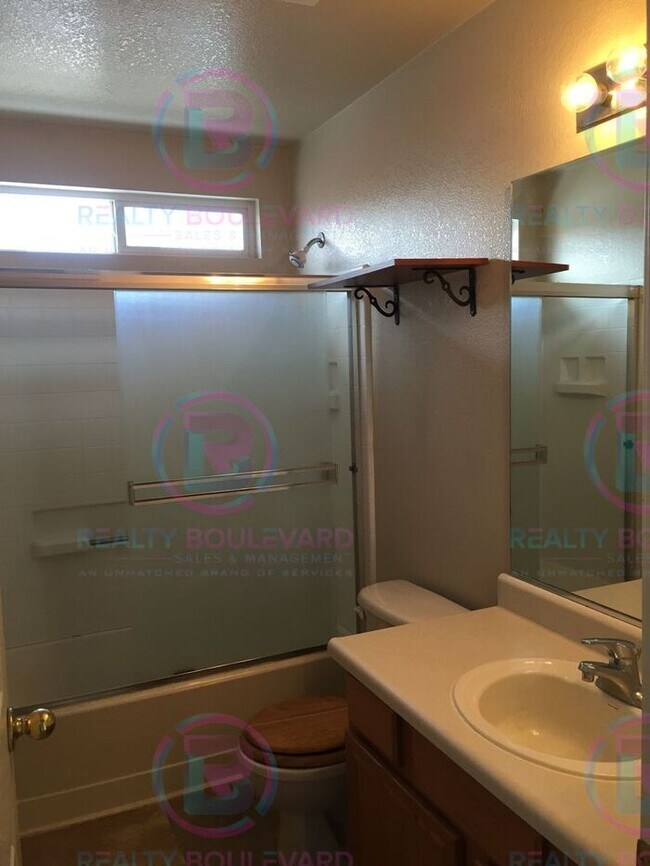 Building Photo - Beautiful 3BR 2 Bath home with RV Parking!...