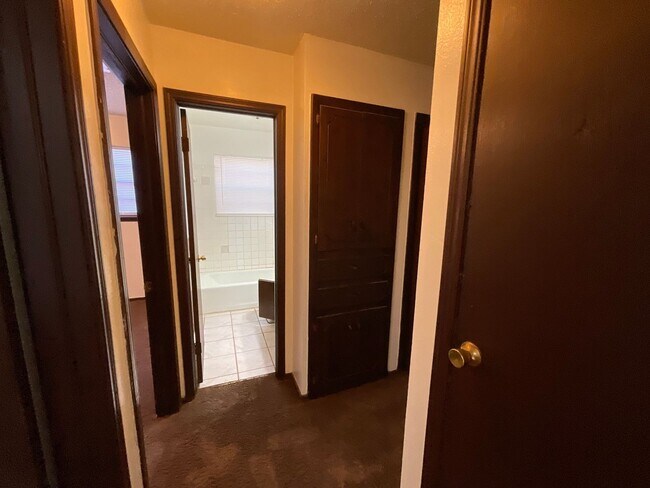 Building Photo - 3 Bed, 1 Bath, 2 Car Garage