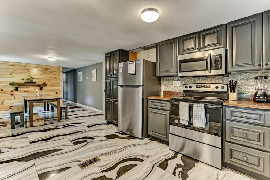 Building Photo - 561 Mendel Ave