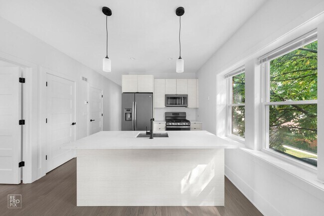 Building Photo - Sunny, Spacious and Beautifully Rehabbed i...