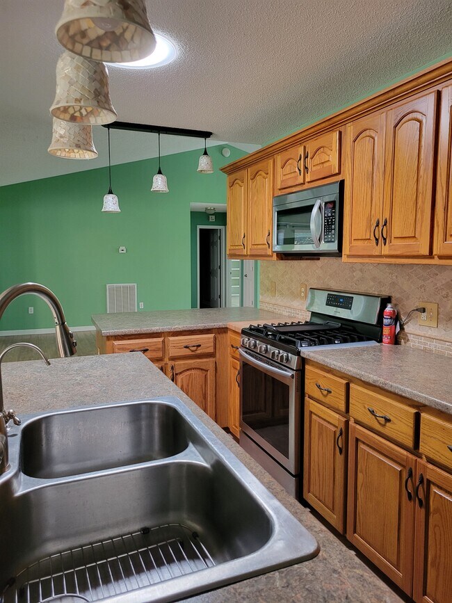 Building Photo - 71 Crest Cir