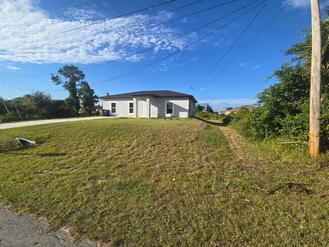Building Photo - Great location, close to ST RD 82-Three bedroom/2 bathroom
