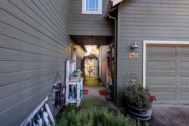 Building Photo - The Nest: Fully Furnished detached Cottage...
