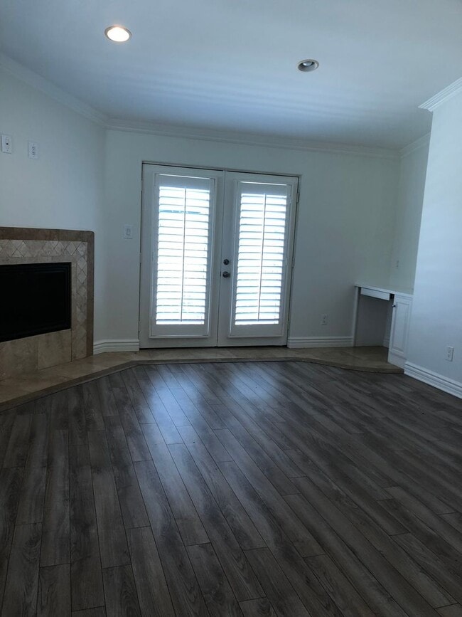 Building Photo - Three-story downtown home two blocks from ...
