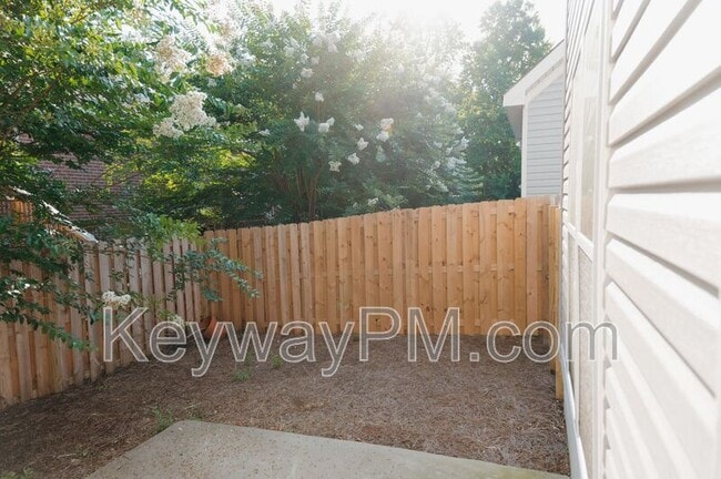 Building Photo - 212 Sarah Creek Ct