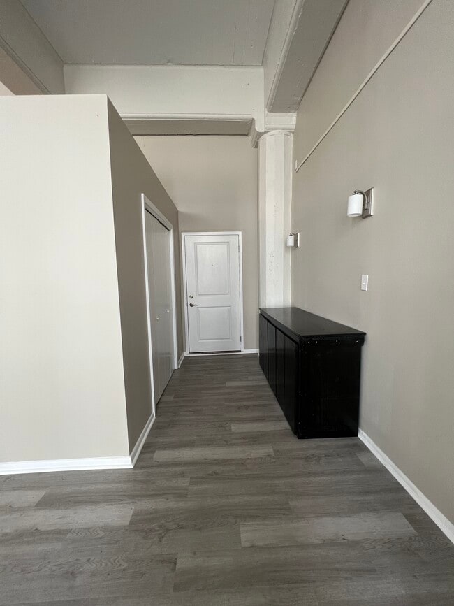 CONDO ENTRYWAY - 333 Julia St