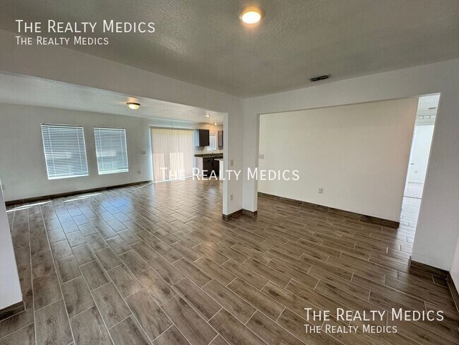 Building Photo - 326 Huron Dr