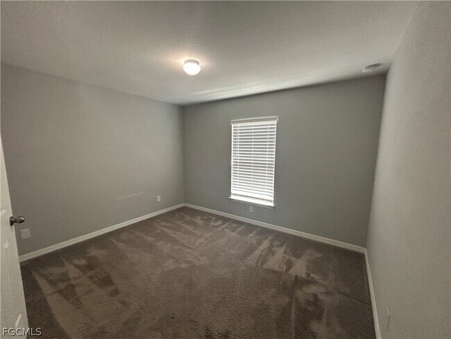 Building Photo - 3921 NE 15th Pl