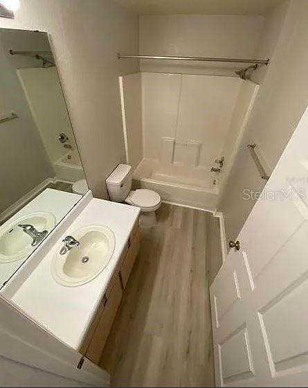 Building Photo - 5455 Vineland Rd