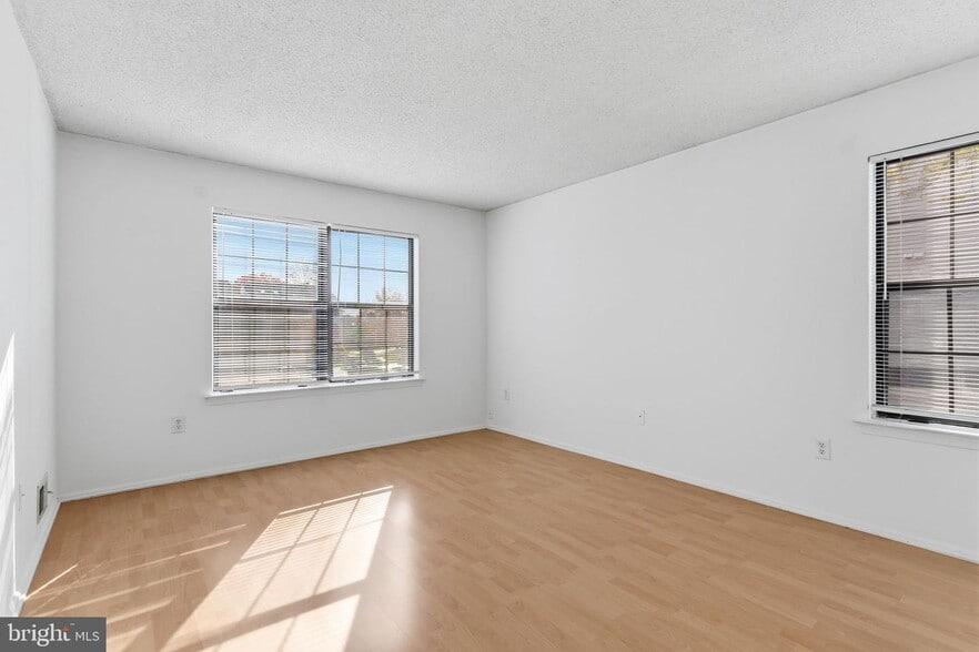 Building Photo - 30 Voscek Ct