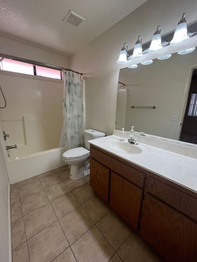 Building Photo - Cute and clean 4 bedroom home available now