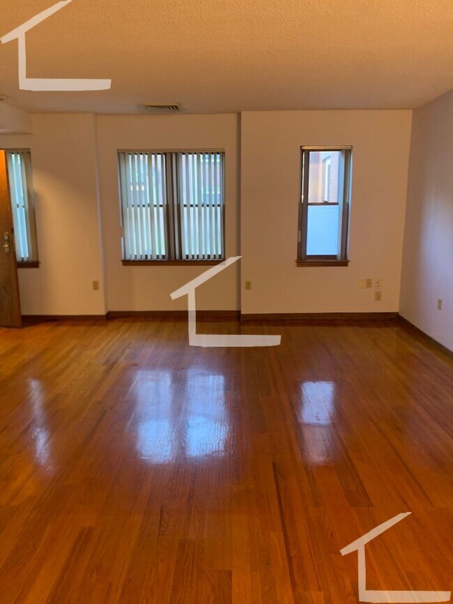 Building Photo - Coolidge Corner 1-Bed with Laundry in Unit...