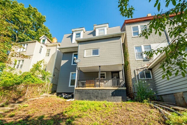 Building Photo - 133 Glenmore Ave