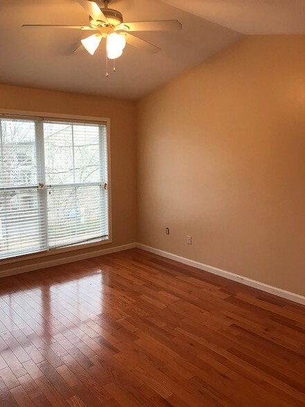 Building Photo - 660 Barnett Shoals Rd