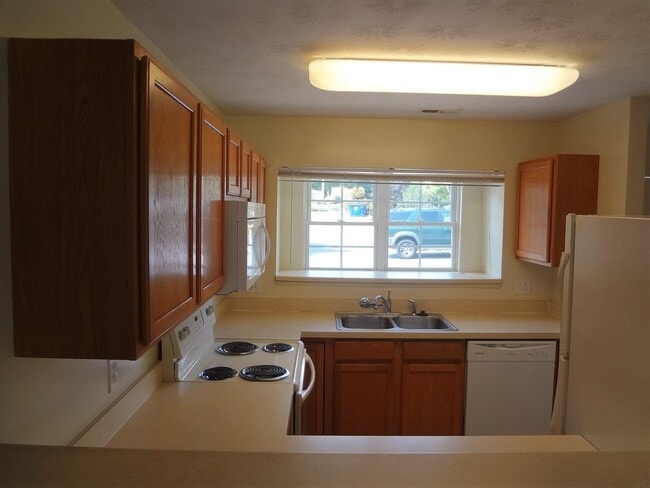 Building Photo - Spacious Townhouse with 2 Master Suites and Full Basement