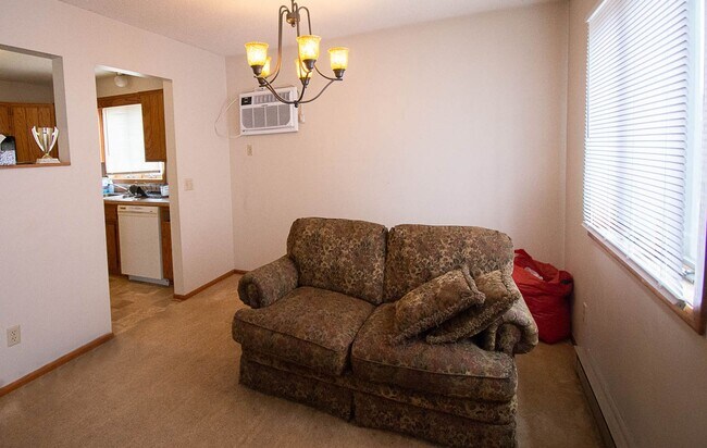 Building Photo - Upstairs condo with garage space in great NW location!
