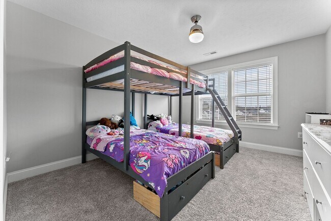 Building Photo - Spacious 5BR House in Beaver