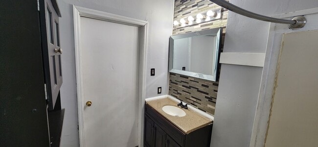 Building Photo - 115 E Conron Ave