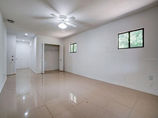 Building Photo - 5 N Lakeview Dr