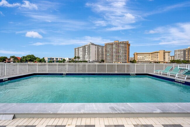 Building Photo - 1913 S Ocean Dr