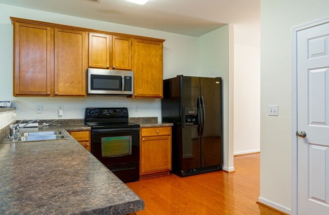 Building Photo - Maintenance-Free beautiful  3 bedroom 2.5 bath townhouse in Burlington