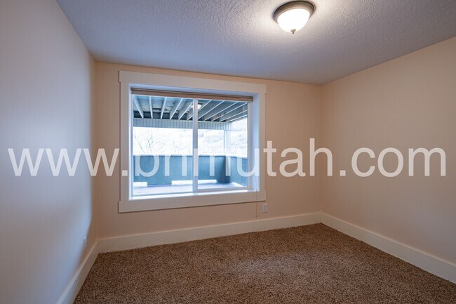 Building Photo - 105 Young Oak Rd