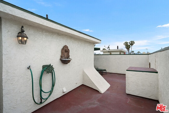 Building Photo - 839 S Holt Ave