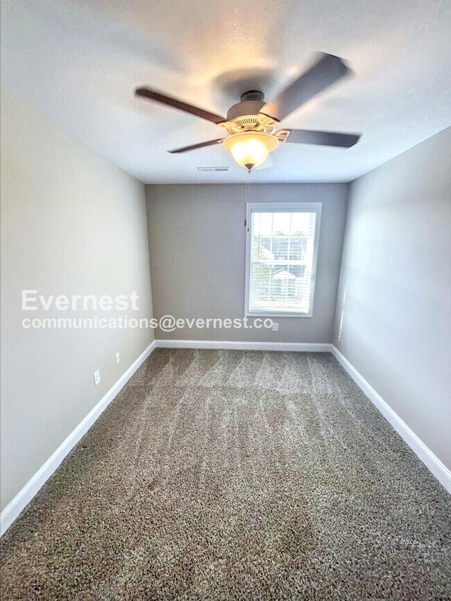 Building Photo - 3 Bed, 2.5 Bath Home with Garage / Pet-Fri...