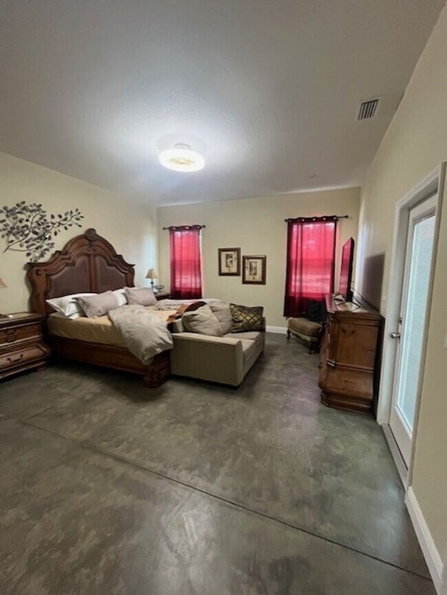 Building Photo - Gorgeous Fully Furnished 4BR/3BA Home – Id...