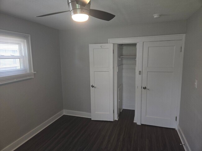 Building Photo - 3 Bedroom 1 Bathroom Single Family Cape Co...