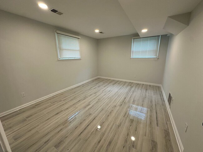 Building Photo - 805 Golden Arrow St