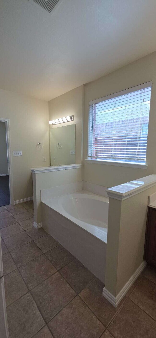 Building Photo - Expansive Mansfield Home with 5 Bedrooms, ...