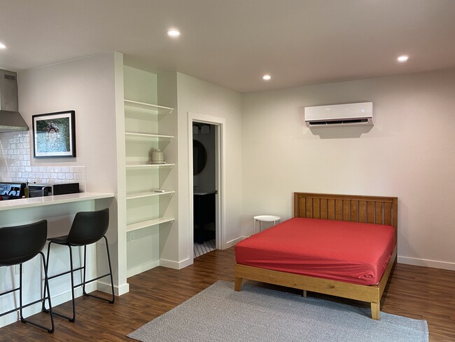 Building Photo - 6700 Columbia Dr