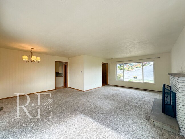 Building Photo - Enjoy Breathtaking Sunsets in the Heart of...