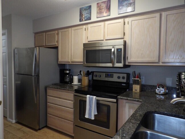 Building Photo - 4622 Greenbriar Dr
