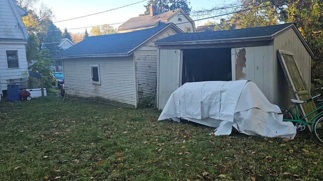 Building Photo - 963 Perry St