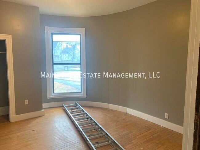 Building Photo - 372 Hammond St