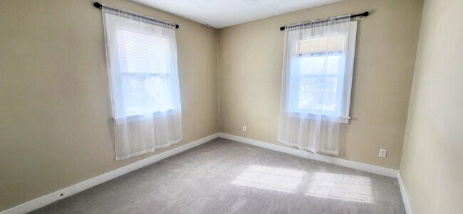 Building Photo - 2021 Kenwood Ave