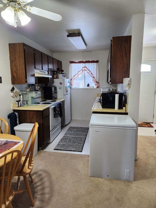 Building Photo - 2 Bedroom 1 Bathroom Apartment