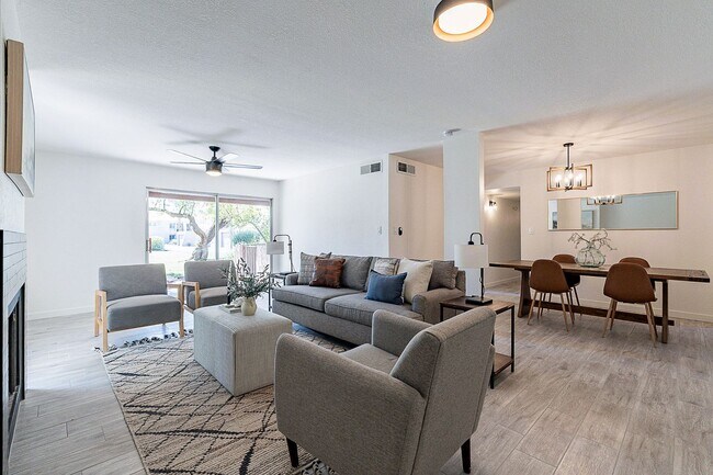 Building Photo - Live in luxury in this Scottsdale condo!