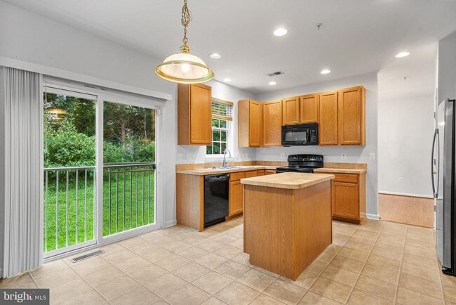 Building Photo - 21375 Lookout Dr