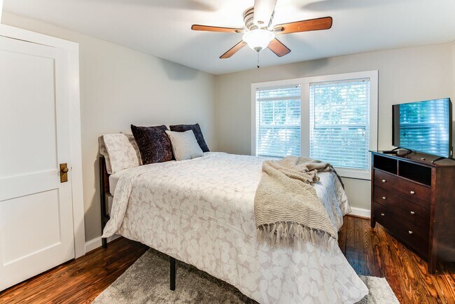 Building Photo - 432 27th St