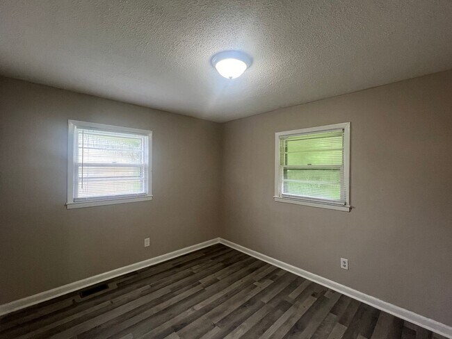 Building Photo - Two bedroom, 1 bath house in Burlington