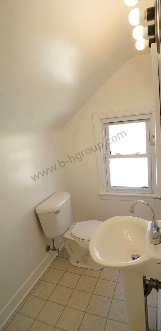Building Photo - New Listing!