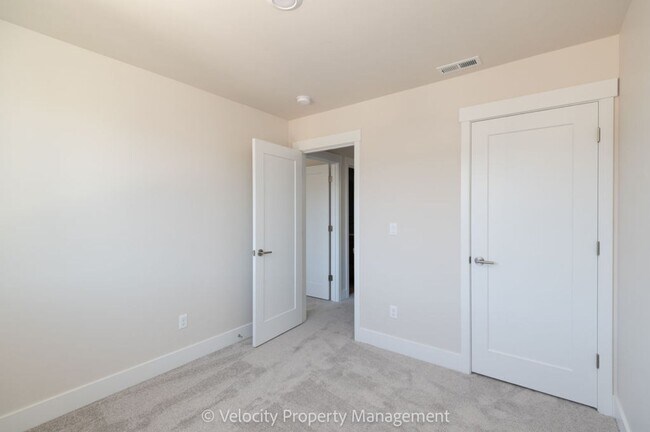 Building Photo - M555