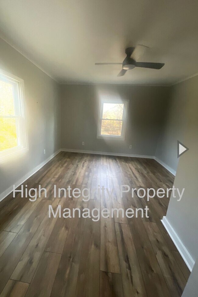 Building Photo - 3032 Lake Rd