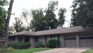 Building Photo - Well Maintained Mid Town Bungalow!