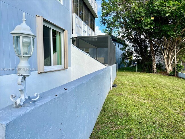 Building Photo - 919 Hillcrest Dr