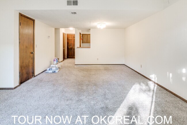 Building Photo - 1215 Lakecrest Dr