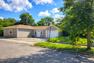 Building Photo - 1009 N Gladstone Ave